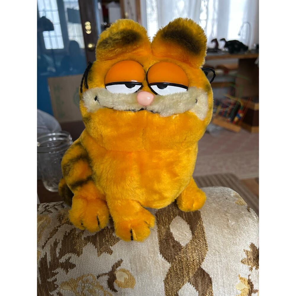 Vintage 1981 Garfield Stuffed cat from Dakin, 9” plushy